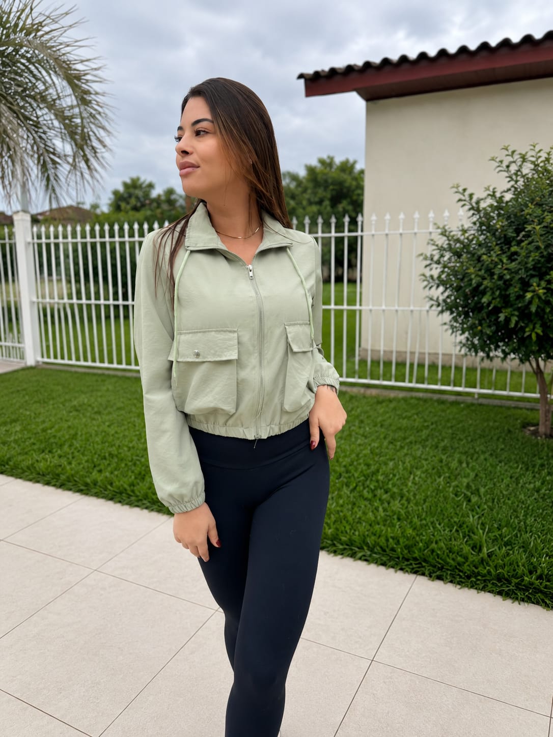 Jaqueta Corta Vento Feminina Verde Sage com Bolsos – Leve, Moderna e Versátil